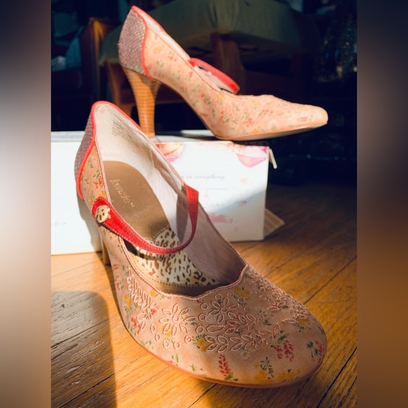 Rare Vintage Kensie Embroidered Rose Mary Janes💕❤️💕 with original box🤗 - Picture 2 of 12